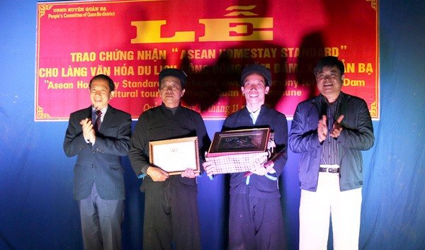 Thứ trưởng Bộ Nông nghiệp & Phát triển nông thôn Trần Thanh Nam và Phó Chủ tịch UBND tỉnh Trần Đức Quý trao chứng nhận“ASEAN Homestay” cho Làng văn hóa du lịch cộng đồng thôn Nặm Đăm.